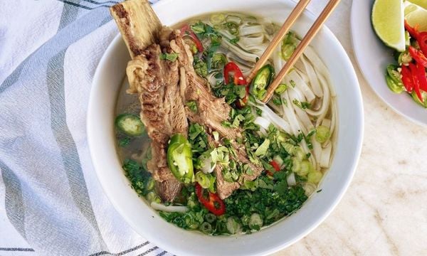 Cách nấu phở sườn bò đậm đà, nước dùng trong veo, thơm ngon