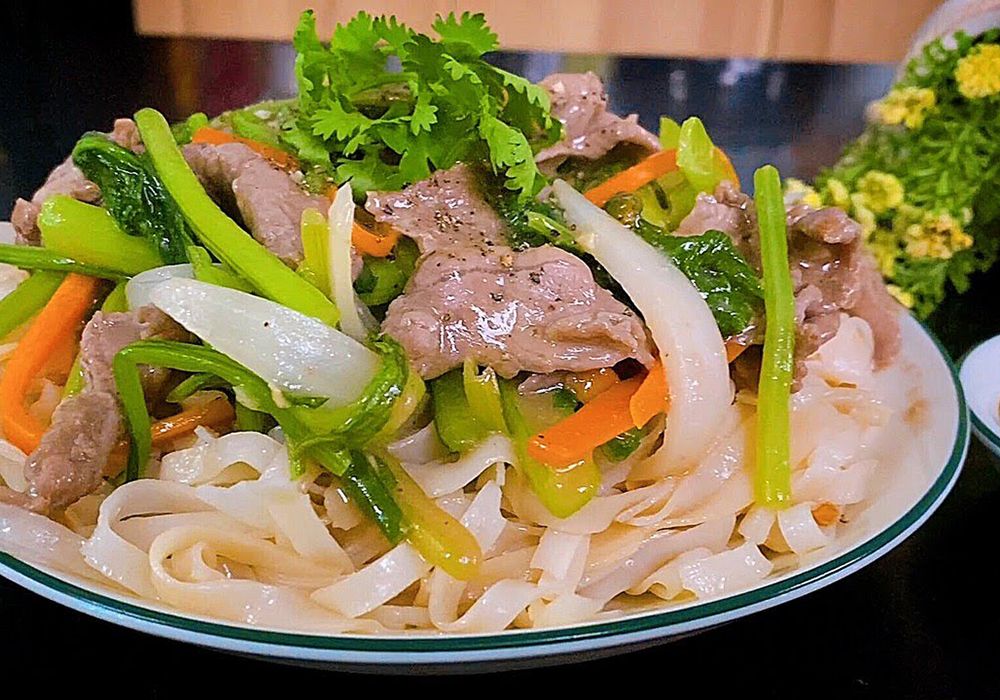 Mách bạn cách làm phở xào bò mềm dai không bở sợi phở