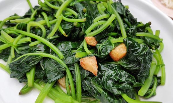 Cách làm rau lang xào thịt heo xanh mướt, mềm ngọt vị