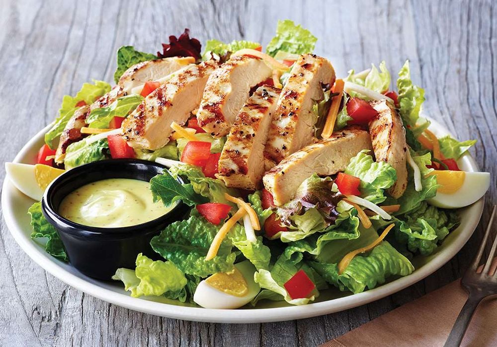 Làm Salad ức gà sốt mè rang cho bữa ăn lành mạnh