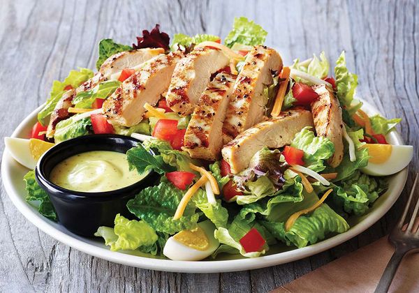 Làm Salad ức gà sốt mè rang cho bữa ăn lành mạnh