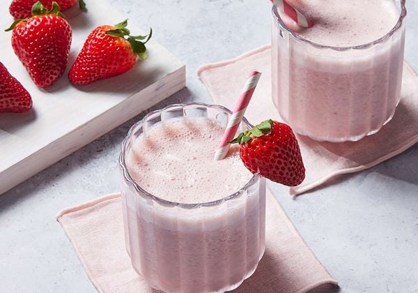 Làm sinh tố dâu tươi mát giúp đẹp da và tăng sức đề kháng