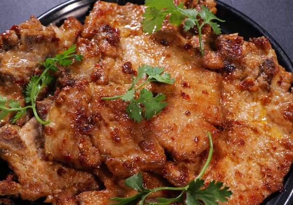 Hướng dẫn làm sườn cốt lết chiên tỏi ngon chuẩn vị nhà hàng