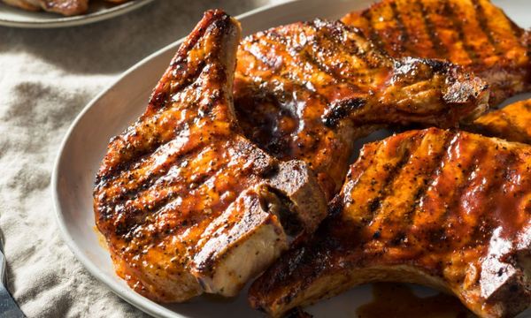 Cách làm sườn cốt lết nướng mềm thơm, thấm vị, không bị khô