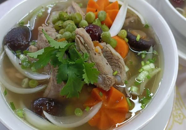 Cách nấu sườn heo với đậu Hà Lan mềm ngon mà đậm đà