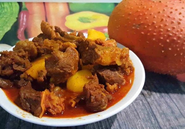 Cách nấu thịt bò sốt vang với gấc vừa ngon vừa đẹp mắt