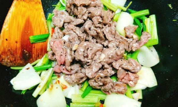 Cách làm thịt bò xào hành tây cần tây ngon mềm, giòn thơm