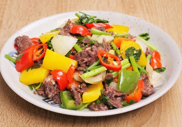 Cách làm thịt bò xào ớt chuông đầy màu sắc bắt mắt