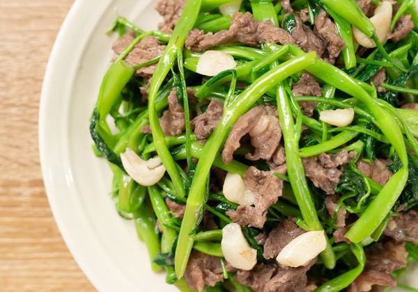 Mách bạn cách xào thịt bò với rau muống giòn ngon đúng điệu