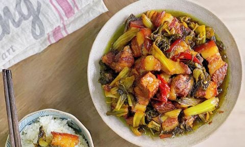 Cách làm thịt heo xào cải chua hấp dẫn, dễ làm tại nhà