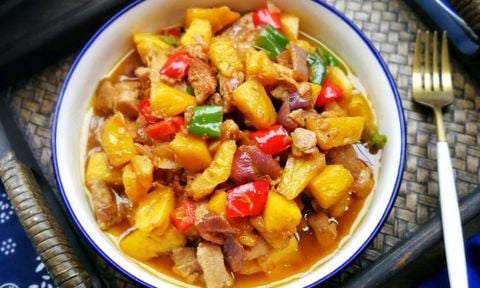 Cách làm thịt heo xào dứa chua ngọt, màu sắc hấp dẫn