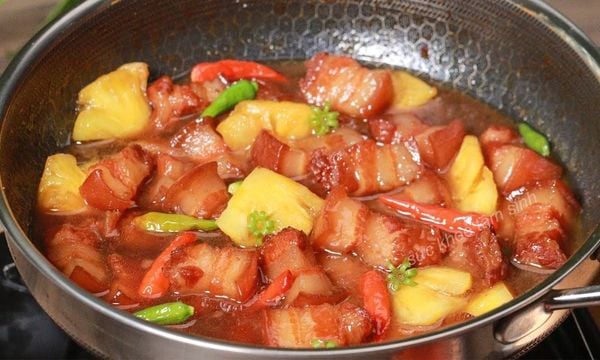 Hướng dẫn làm thịt lợn xào dứa chua ngọt hấp dẫn, không khô