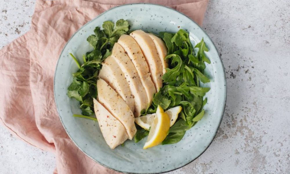 3 Cách làm ức gà hấp nước tương, lá chanh và gừng thơm ngon