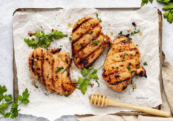 Làm ức gà nướng mềm ngọt không khô thích hợp cho người ăn kiêng