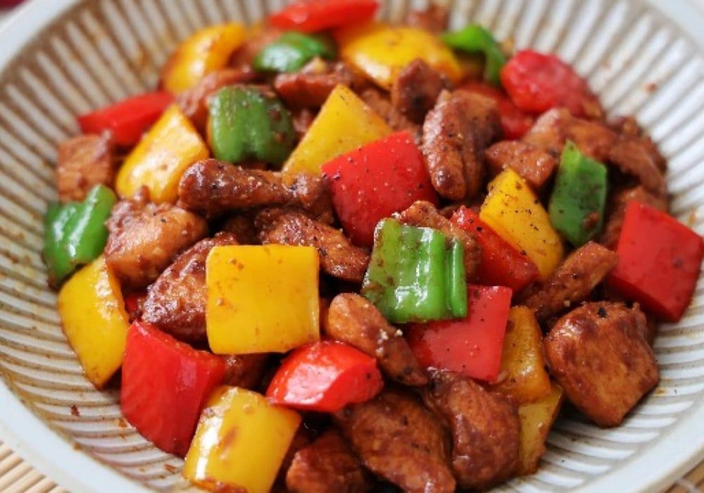 Làm ức gà xào ớt chuông đủ màu bắt mắt, ngon miệng, bổ dưỡng