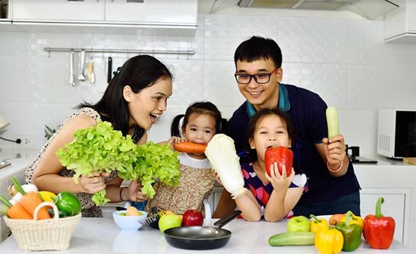 Việc nhà: Phụ nữ chịu buông, đàn ông có muốn nhận?