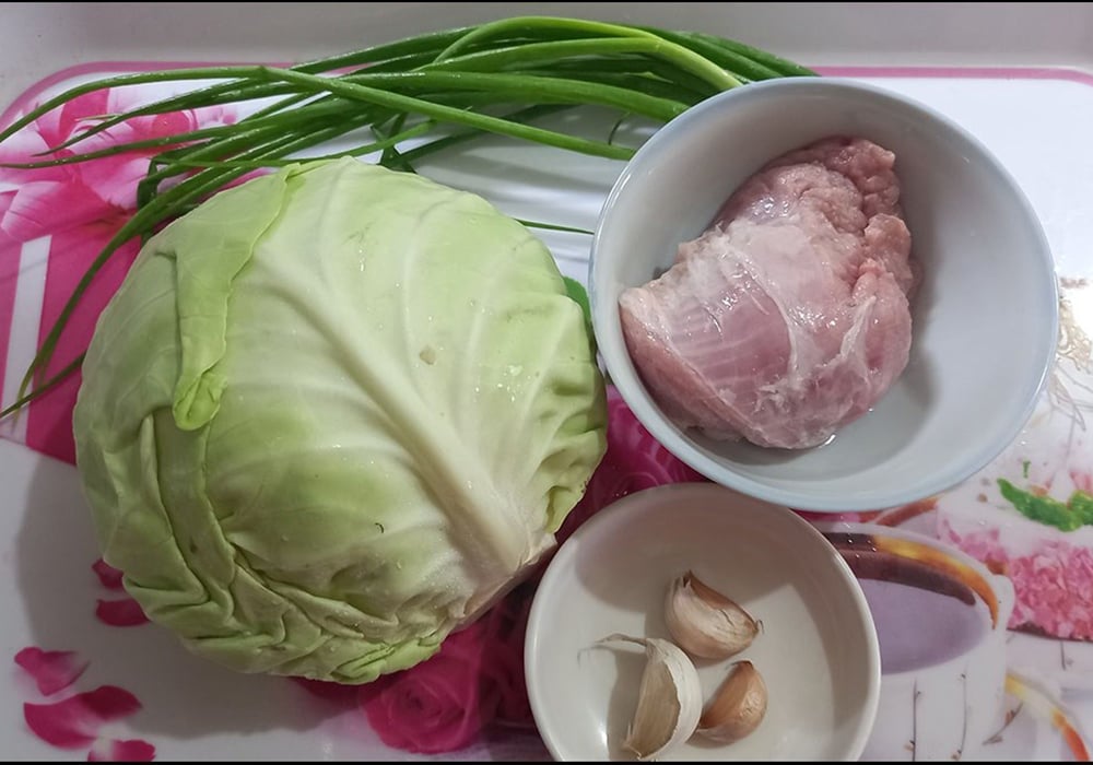 Nguyên liệu làm bắp cải xào thịt heo