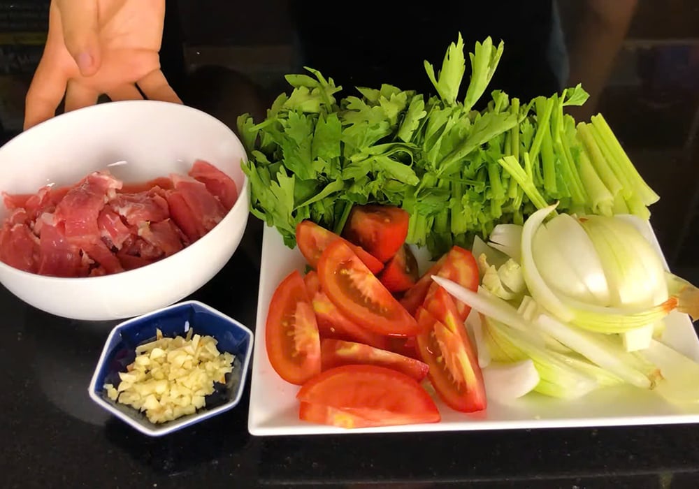 Nguyên liệu làm bò xào cần tỏi