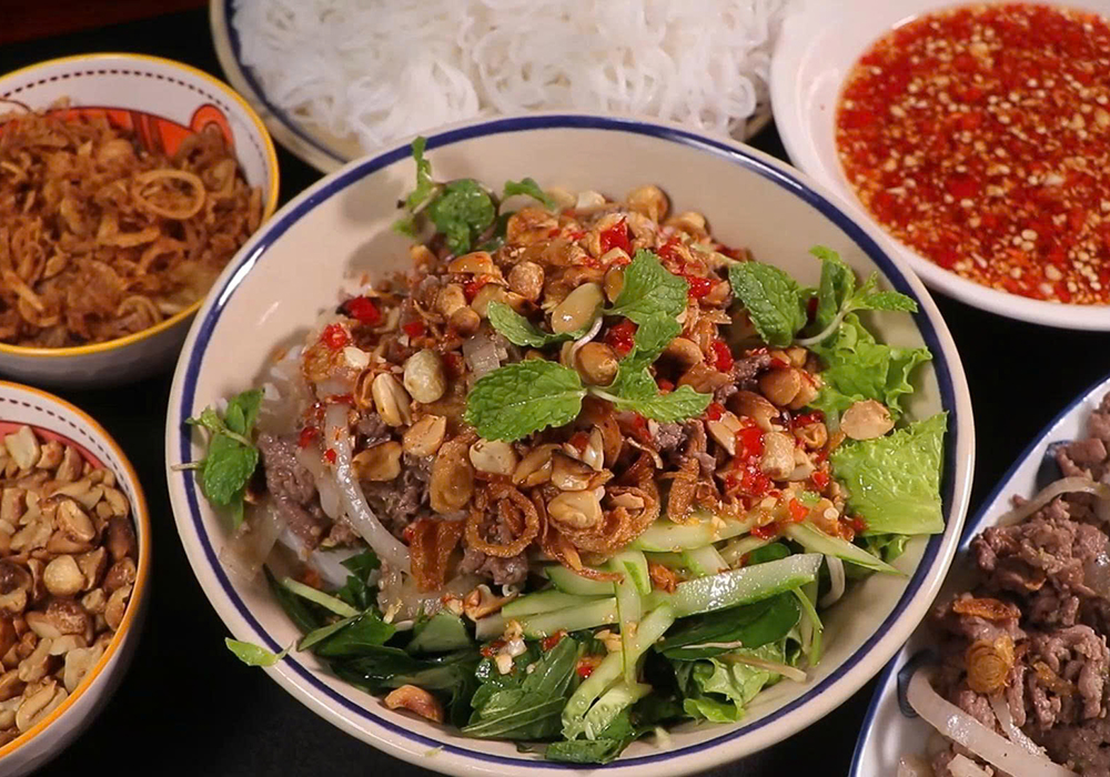 Các bước làm bún bò Nam Bộ