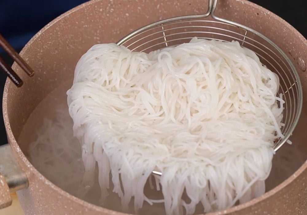 Trụng bún tươi
