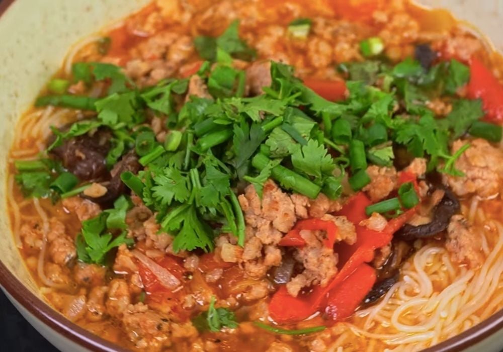 Phần nước lèo của bún thịt bằm cà chua có thể bảo quản trong ngăn mát tủ lạnh