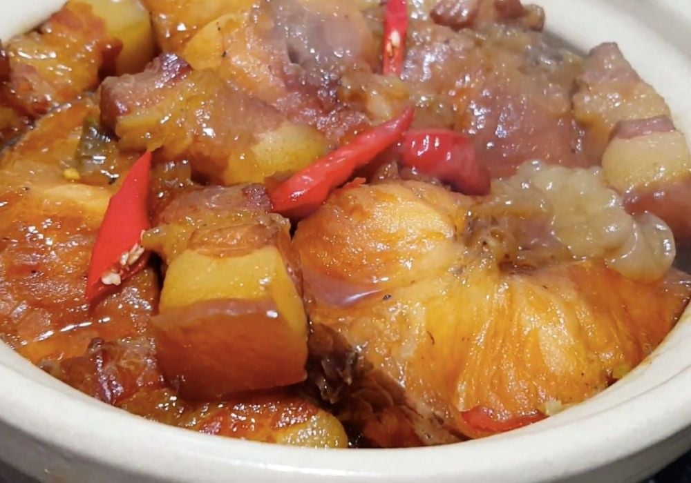 Nồi cá lóc kho thịt ba rọi nước dừa