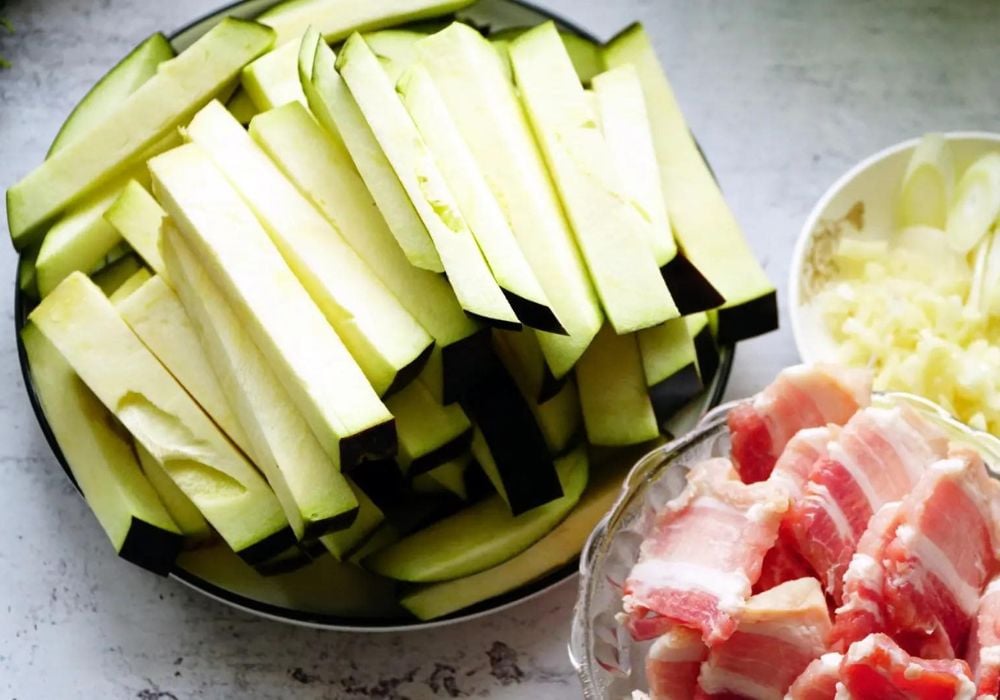 Bước chọn nguyên liệu rất quan trọng để làm món cà tím xào thịt ba chỉ ngon