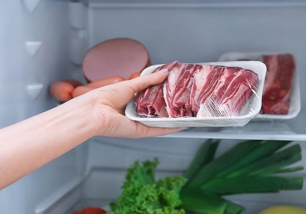 Bọc thịt kỹ trước khi cho vào tủ lạnh