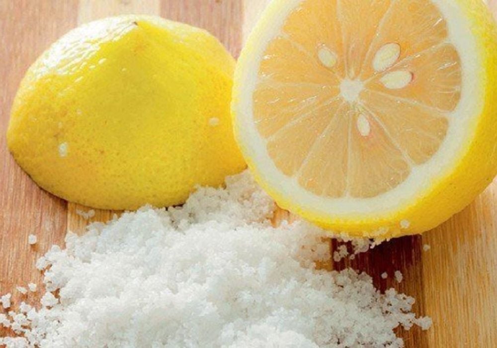 Có thể dùng muối và giấm/chanh để làm sạch sách bò