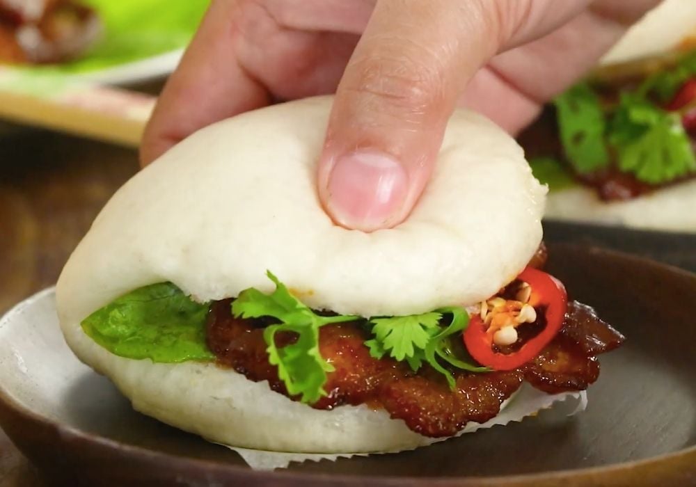 Sơ chế rau ăn kèm và hoàn thành món ăn
