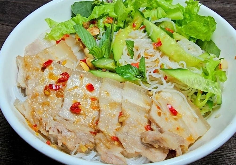 Bún trộn thịt lợn