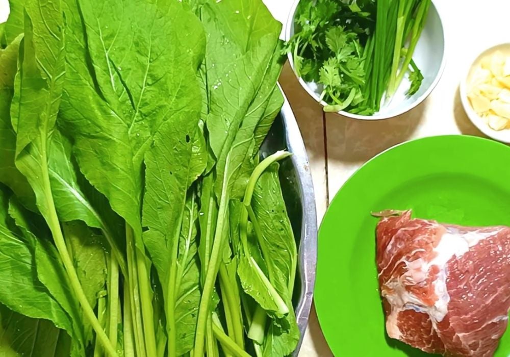 Nguyên liệu làm cải ngọt xào thịt heo