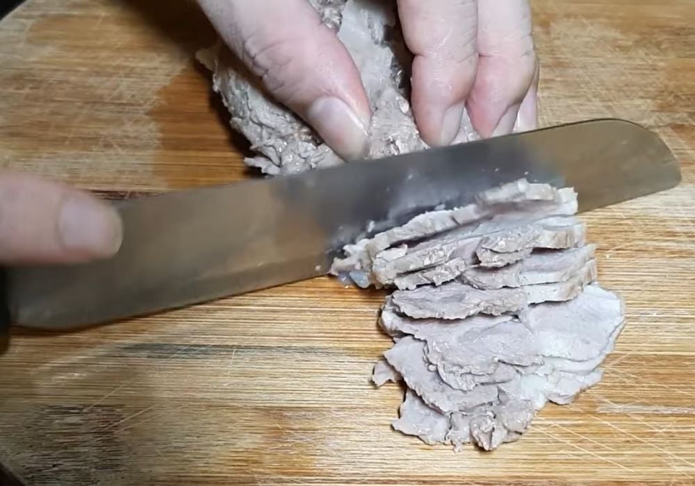 Sơ chế và luộc thịt heo