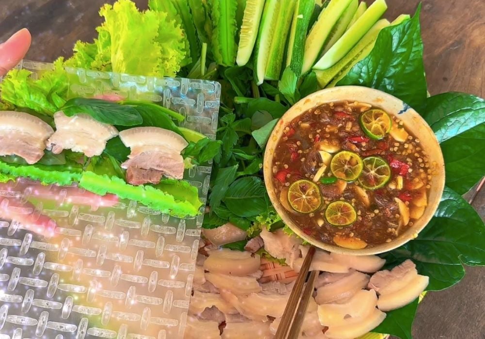 Món mắm chua thịt luộc