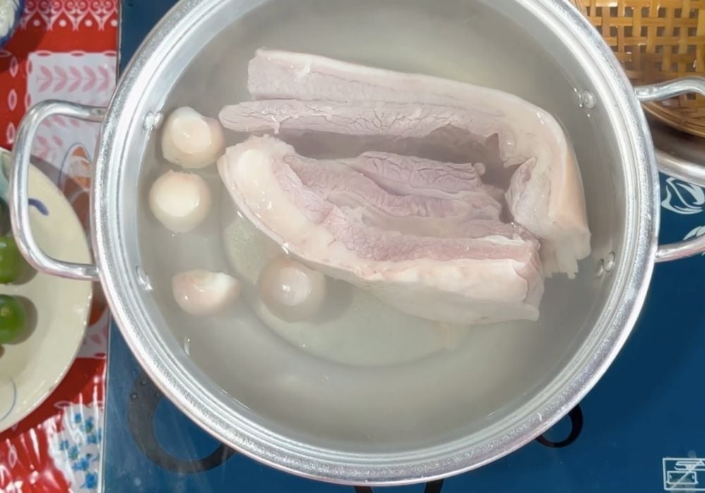 Sơ chế và luộc thịt