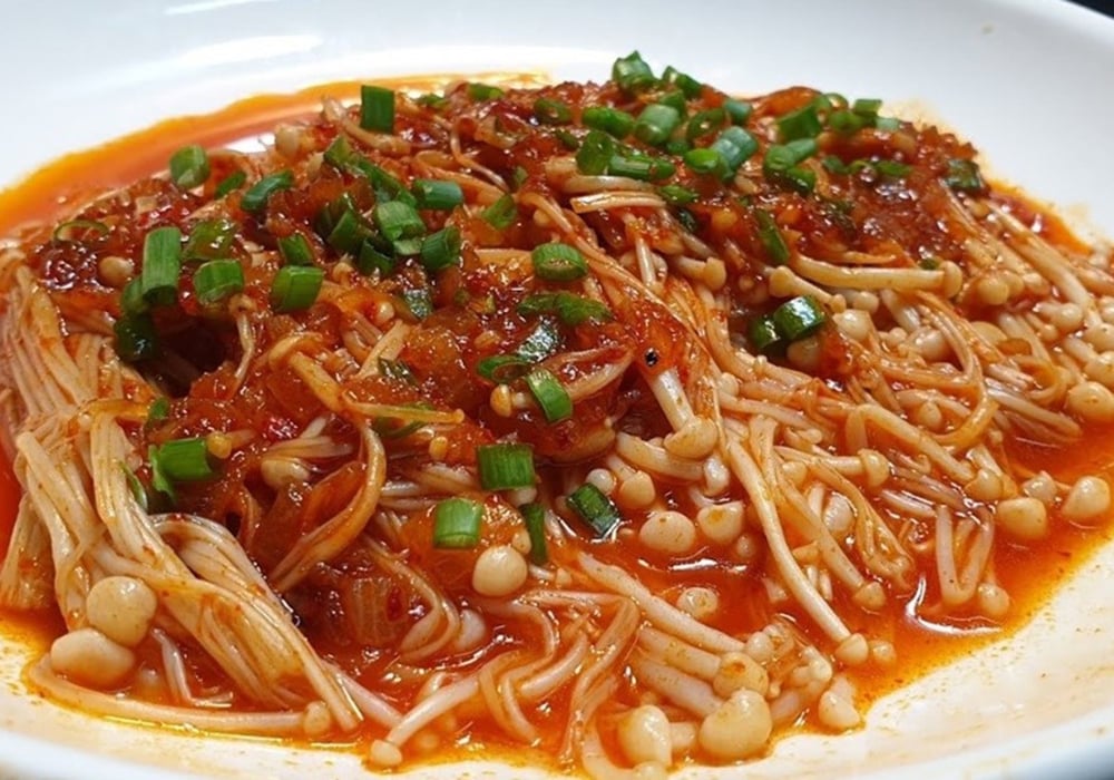 Mẹo bảo quản nấm kim châm xào thịt băm cà chua đúng cách