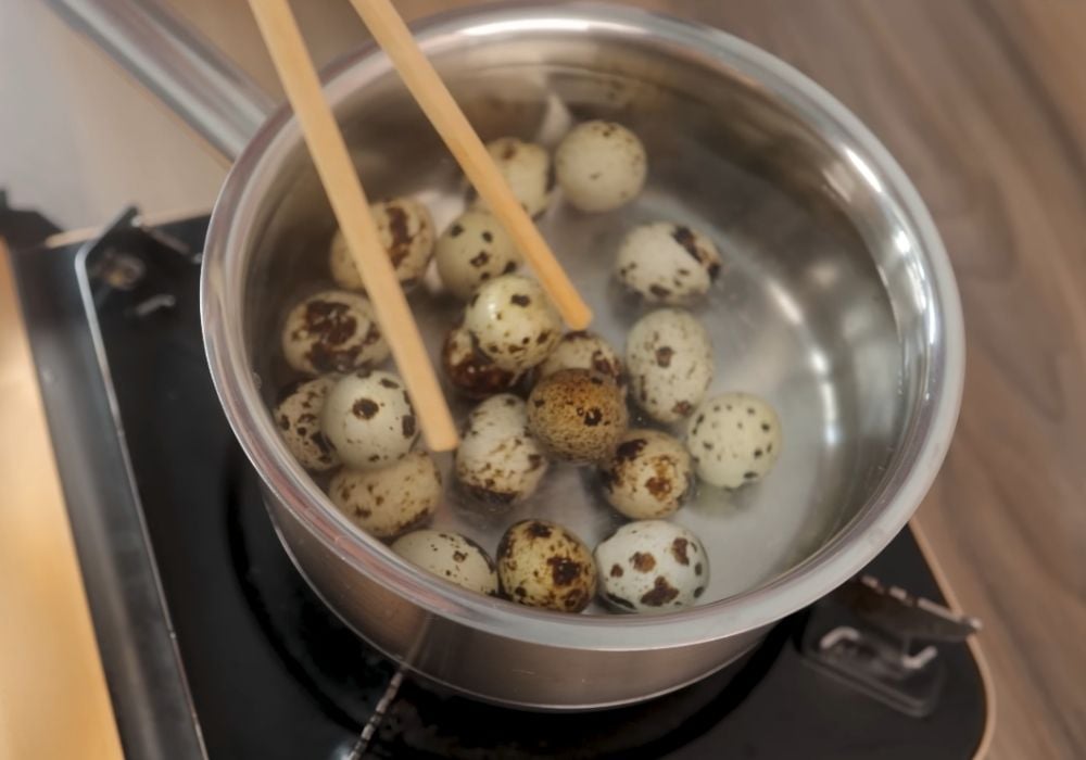 Luộc và sơ chế trứng cút