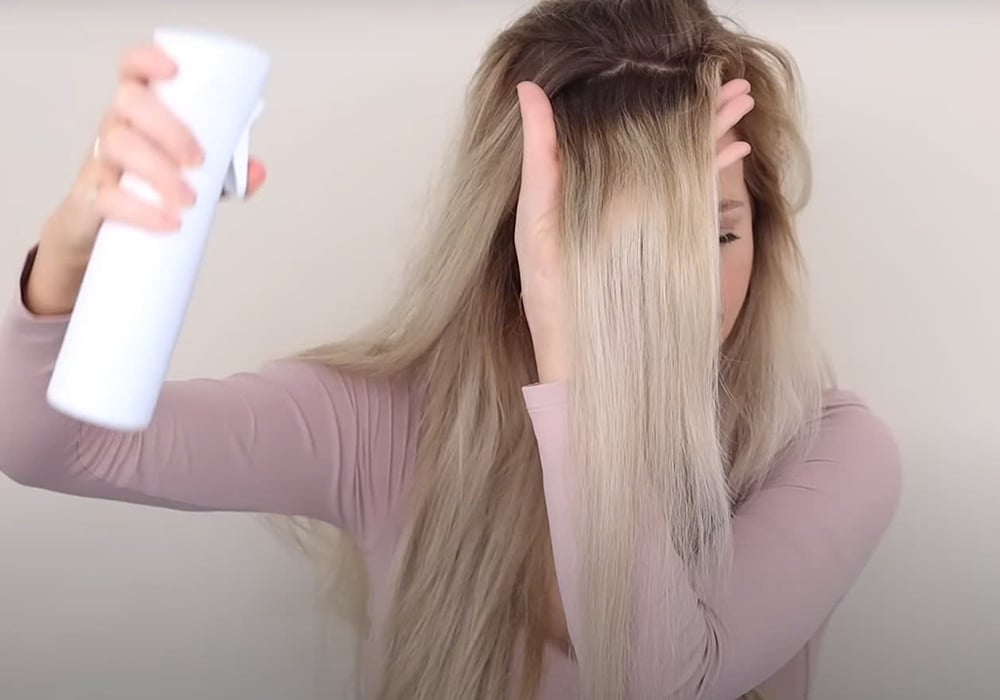 Dùng volumizing spray hoặc mousse để hỗ trợ quá trình tạo phồng