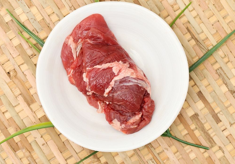 Để làm xúc xích bò ngon, nên chọn phần thịt đùi (bắp bò)