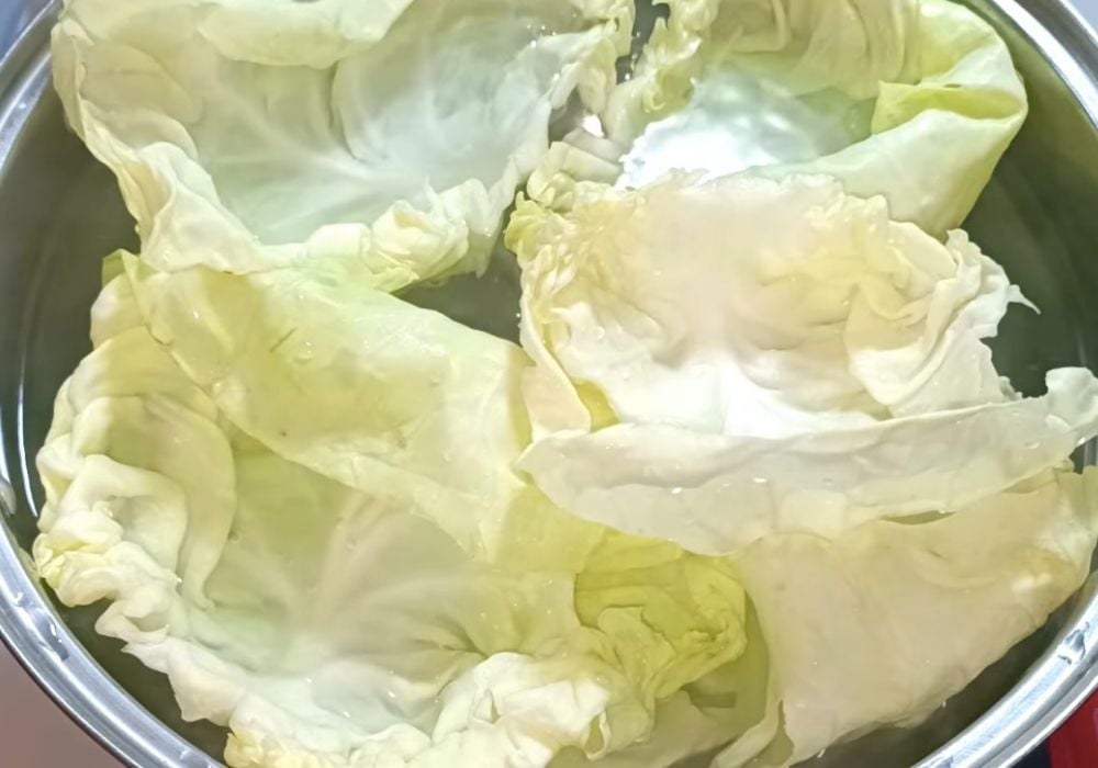 Luộc bắp cải và hành lá