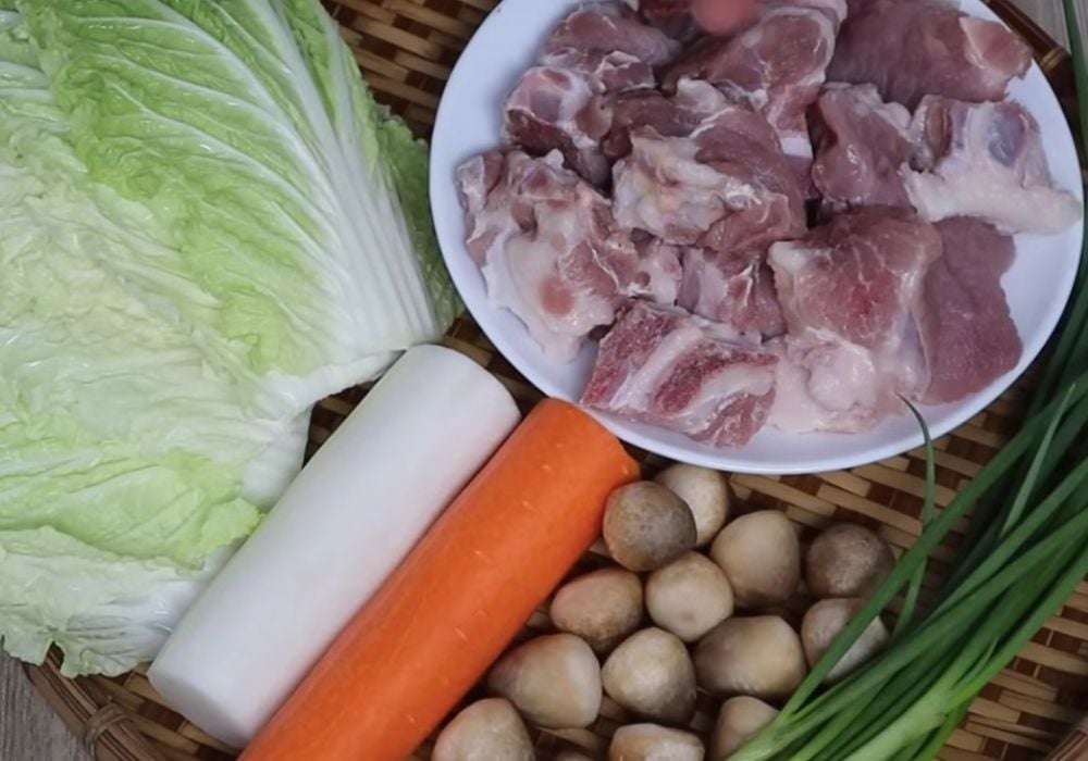 Nguyên liệu làm canh bắp cải cuộn thịt băm xương heo cà rốt