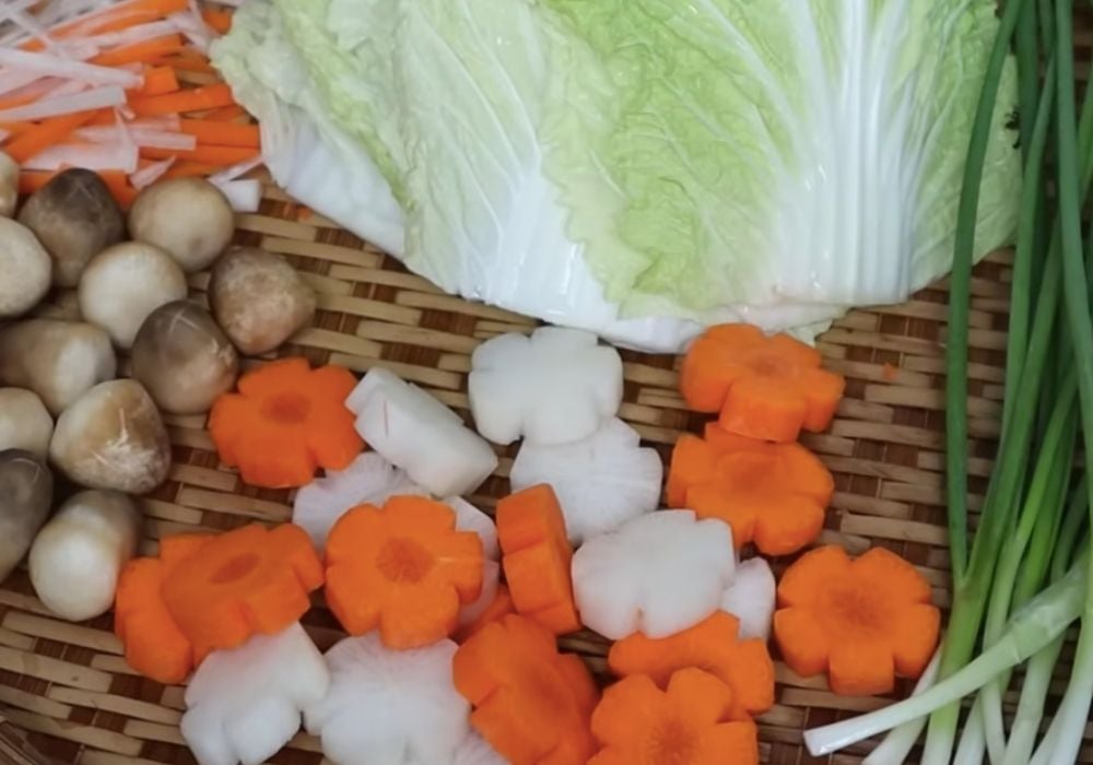 Chuẩn bị rau củ và lá cuốn