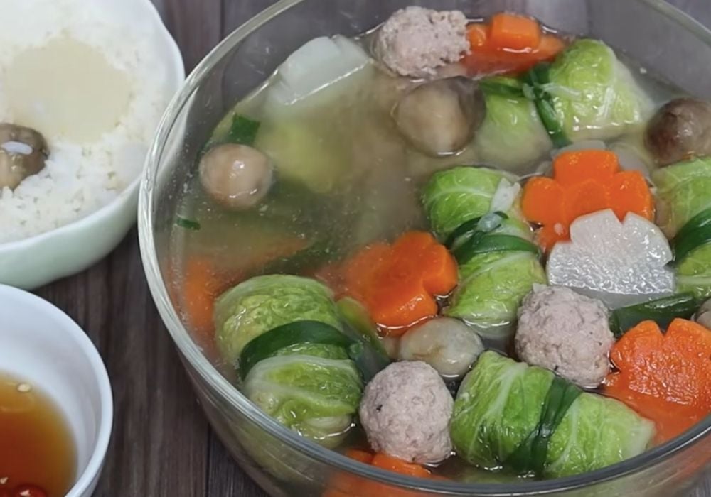 Canh bắp cải cuộn thịt băm xương heo cà rốt