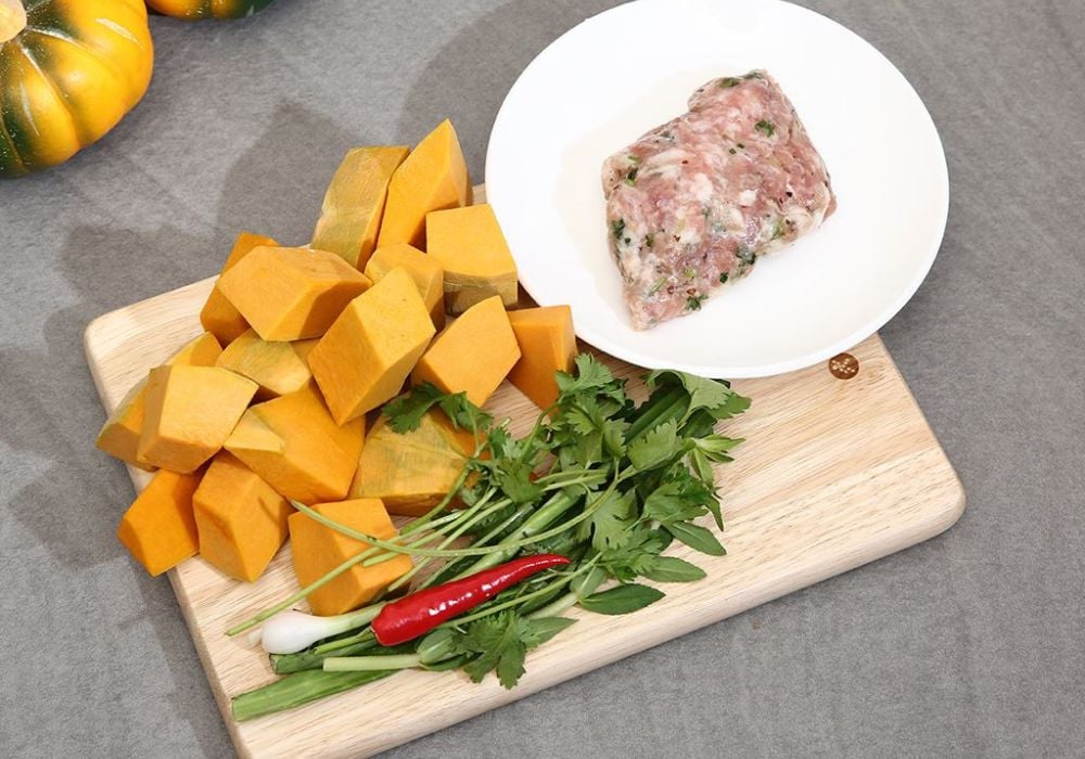 Để làm canh bí đỏ thịt băm, bước chọn nguyên liệu rất quan trọng