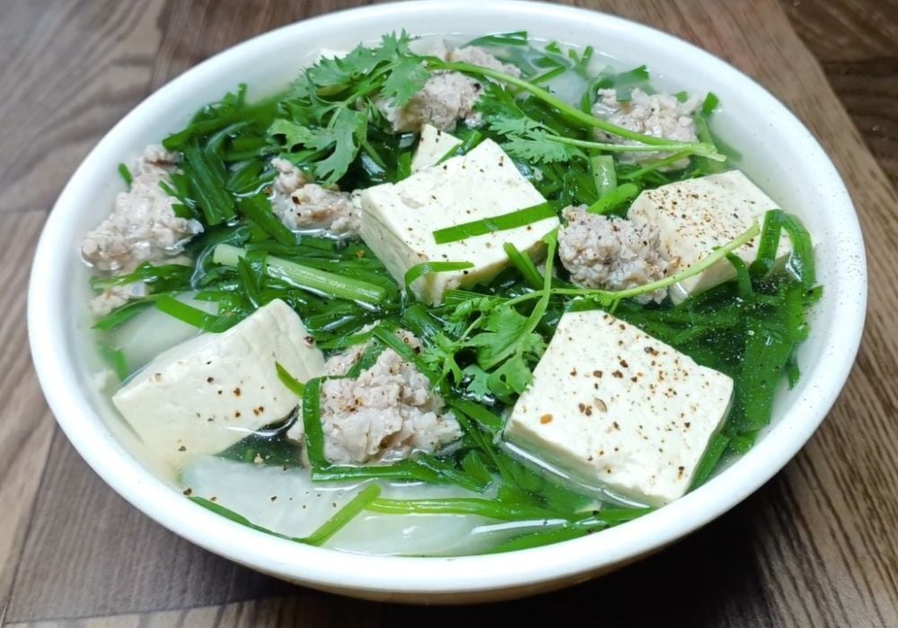 Canh hẹ đậu hũ thịt băm có thể bảo quản trong ngăn mát tủ lạnh và dùng trong 1 - 2 ngày