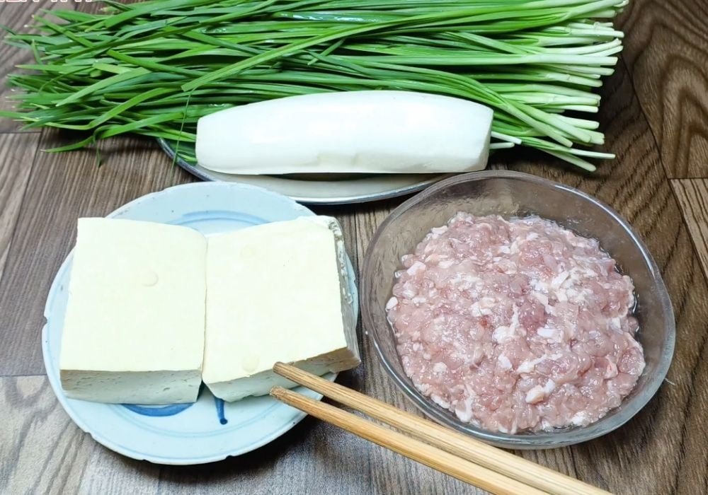Chuẩn bị nguyên liệu làm canh hẹ đậu hũ thịt bằm
