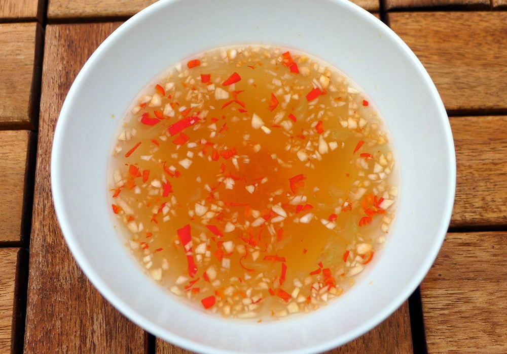 Nước mắm tỏi ớt chua ngọt truyền thống