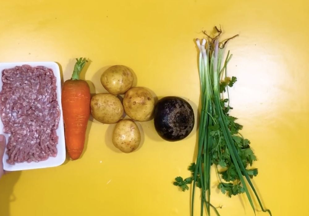 Chuẩn bị nguyên liệu làm canh củ dền thịt bằm