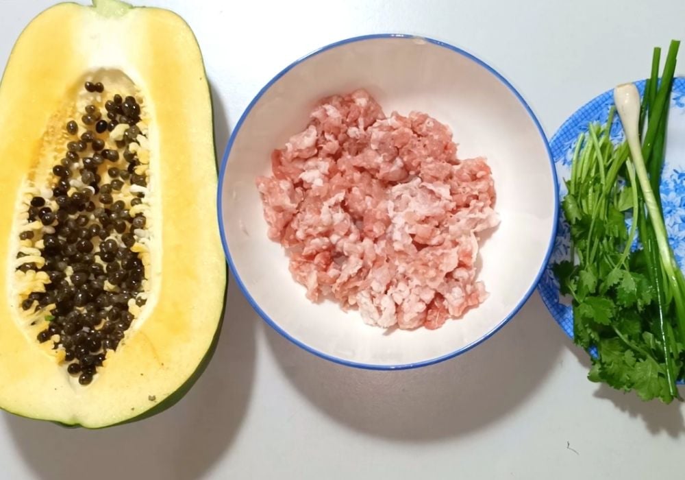 Chuẩn bị nguyên liệu làm canh đu đủ thịt bằm
