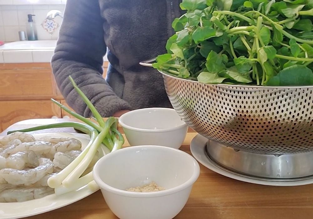 Chuẩn bị nguyên liệu làm canh xà lách xoong Nhật nấu tôm tươi